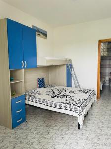 ガリポリにあるRobinia Apartment - Gallipolitravelのベッドルーム(二段ベッド1組、青いキャビネット付)