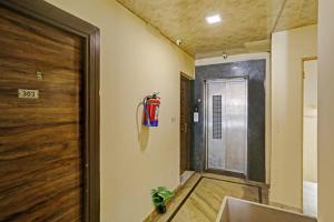 korytarz z drzwiami z gaśnicą na ścianie w obiekcie Hotel Raas Near Near Laxmi nagar metro station w Nowym Delhi