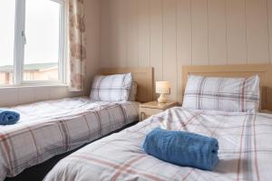 dos camas sentadas una al lado de la otra en un dormitorio en 6 Atlantic Crescent, en Ilfracombe