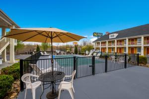 a patio with a table and chairs and an umbrella at Quality Inn Johnson City I-26 exit 17 in Johnson City