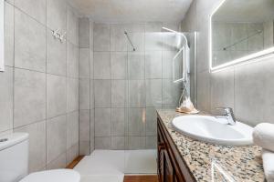 een badkamer met een wastafel en een toilet bij Bonaire, villa up to 8+2 with pool & views in Ibiza-stad