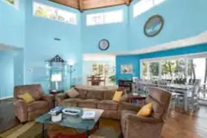 Χώρος καθιστικού στο Sunset Breezes - quiet waterfront retreat +37 φωτογραφίες