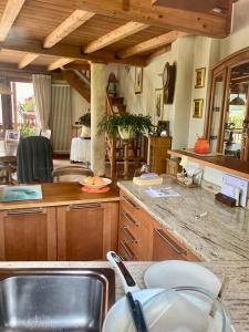 - une cuisine avec des placards en bois et un comptoir dans l'établissement CASA DOLCE VITA, à Cares