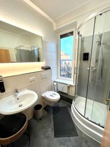 a bathroom with a toilet and a sink and a shower at Stadtmitte im Zentrum von Itzehoe in Itzehoe