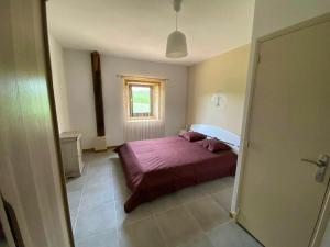 Schlafzimmer mit einem Bett und einem Fenster in der Unterkunft Villa de 6 chambres avec piscine privee jardin amenage et wifi a Montpezat de Quercy in Montpezat-de-Quercy