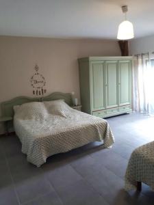 ein Schlafzimmer mit einem Bett und einem Schrank darin in der Unterkunft Villa de 6 chambres avec piscine privee jardin amenage et wifi a Montpezat de Quercy in Montpezat-de-Quercy