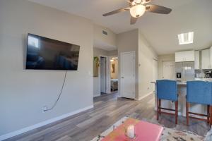 Imagen de la galería de Ideally Located Palm Harbor Condo Walk Downtown!, en Palm Harbor