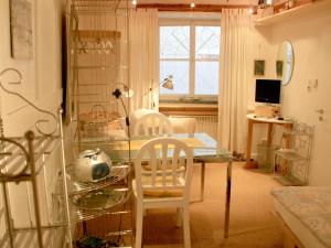 a dining room with a glass table and chairs at Ferienwohnung Altes Haus 1 in Lindau