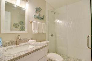 une salle de bain avec toilettes, lavabo et douche dans l'établissement Ideally Located Palm Harbor Condo Walk Downtown!, à Palm Harbor 18 autres photos