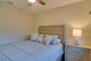 une chambre avec un grand lit avec des oreillers bleus dans l'établissement Ideally Located Palm Harbor Condo Walk Downtown!, à Palm Harbor