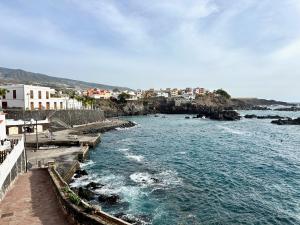 uma vista para uma massa de água com edifícios em Alcalá Retreat: Ocean View & Modern Comfort em Alcalá de Henares