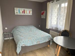Dormitorio pequeño con cama y mesa en studio 6 Versoie avec parking, en Thonon-les-Bains