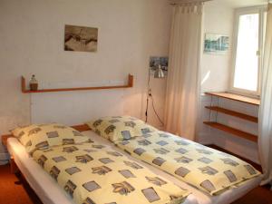 ein Schlafzimmer mit einem Bett mit einer Bettdecke darauf in der Unterkunft Ferienwohnung Altes Haus 2 in Lindau