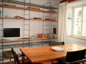 a room with a table and a computer on a shelf at Ferienwohnung Altes Haus 2 - Gemütlich und zentral in denkmalgeschütztem Haus in Lindau