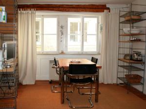 ein Esszimmer mit einem Tisch und einem Fenster in der Unterkunft Ferienwohnung Altes Haus 2 in Lindau