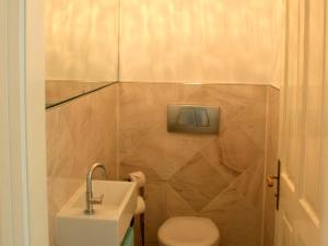 ein Bad mit einem WC und einem Waschbecken in der Unterkunft Ferienwohnung Luxus & Lifestyle in Lindau