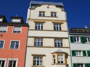 um edifício alto com uma torre de relógio em cima em Ferienwohnung Belle Etage em Lindau