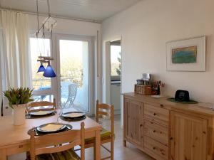 eine Küche mit einem Tisch und Stühlen sowie ein Esszimmer in der Unterkunft Ferienwohnung Haruna in Langenargen