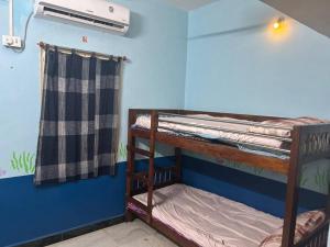 2 beliches num quarto com uma janela em Cozy 2BR/2BA near Thirukadaiyur em Tirukkadaiyūr