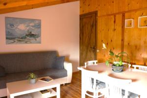 salon z kanapą i stołem w obiekcie Refugio La Cabrera w mieście Mont-ral