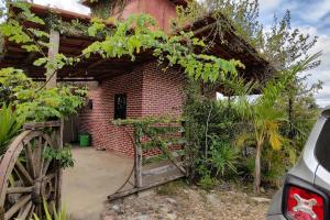 a brick house with a chair in front of it at Casa de Campo Diamantina MG in Diamantina