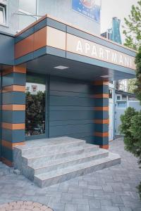 een winkel met trappen ervoor bij Dukat Apartmani-Studio in Vrnjačka Banja