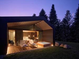 ein Haus mit einem Wohnzimmer und einer Terrasse in der Unterkunft Collina Luxury Relais in Clusone