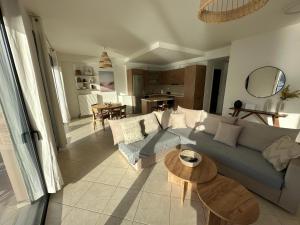 Posezení v ubytování Frosini Seafront Loft