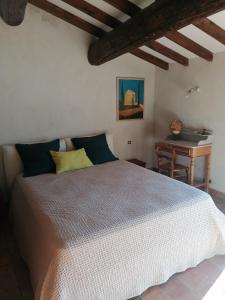 1 dormitorio con 1 cama grande y escritorio en Maison d'hôtes, en Crillon-le-Brave
