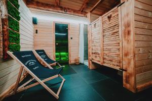 aikiikiiki room with a deck chair and a green light at Apartamenty czarna perła in Szaflary