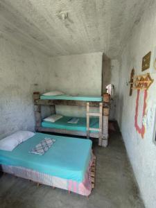 Divstāvu gulta vai divstāvu gultas numurā naktsmītnē Hostel Flor da Vida