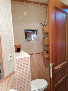 Baño pequeño con aseo y lavamanos en Maison d'hôtes, en Crillon-le-Brave