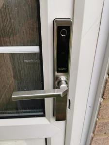 una cerradura en una puerta con una ventana en Impeccable 1-Bed Lodge in Eastleigh, en Eastleigh