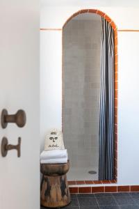 uma casa de banho com um chuveiro e um espelho. em Hôtel Le Sud em Juan-les-Pins