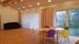 HerrischriedにあるDas Ferienhaus mit lichtem 85m² Studioのダイニングルーム(テーブル、椅子付)