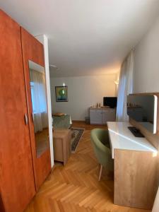 Habitación con escritorio y sala de estar. en Rooms Base en Split