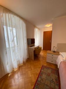 TV a/nebo společenská místnost v ubytování Rooms Base