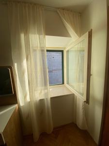 TV a/nebo společenská místnost v ubytování Rooms Base