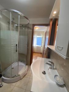 Koupelna v ubytování Rooms Base