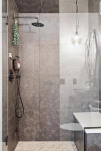 La salle de bains est pourvue d'une douche avec une porte en verre. dans l'établissement Chief's Head Peak, à Allenspark