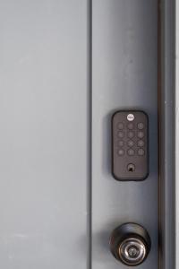 un panneau de télécommande avec un bouton sur un ascenseur dans l'établissement Chief's Head Peak, à Allenspark
