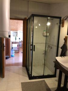 a bathroom with a glass shower and a sink at TARİHİ KALEİÇİ MUHTEŞEM DİZAYN HUZURLU KEYİFLİ TERAS KEYİFLİ ÖZEL ev in Antalya