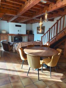 comedor con mesa de madera y sillas en Maison Provençale Spa Sauna Piscine en Mollégès