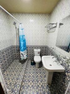 een badkamer met een toilet en een wastafel bij Lola Boutique Hotel in Bukhara
