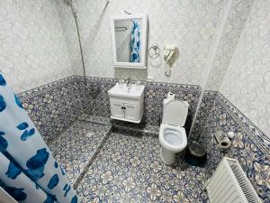 een badkamer met een toilet en een wastafel bij Lola Boutique Hotel in Bukhara