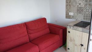 czerwoną kanapę w salonie ze stołem w obiekcie Ocean view with terrace w mieście Santa Cruz de Tenerife