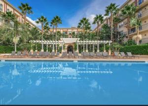 einem Pool vor einem Gebäude mit Palmen in der Unterkunft Amazing Lil Italy 2bdr Home Dtla in Los Angeles