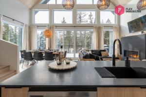 uma cozinha e sala de estar com uma grande janela em Casa de Campo / Luxury, Comfort & SPA near Quebec em Valcartier Station