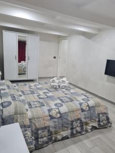 ナポリにあるChe Casa!の白い壁のベッドルーム1室(大型ベッド1台付)