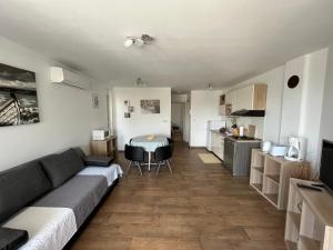 salon z kanapą i stołem w obiekcie Apartments Amore w Bašce